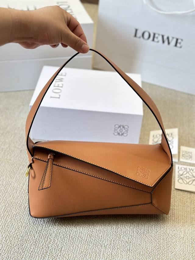 牛皮版本 LOEWE罗意威肿么了竟然出Puzzle腋下包 LOEWE最近又放大招哈 推出全新Puzzlehobo腋下包 它的出现直接让各位宝们按耐不住了 Puz