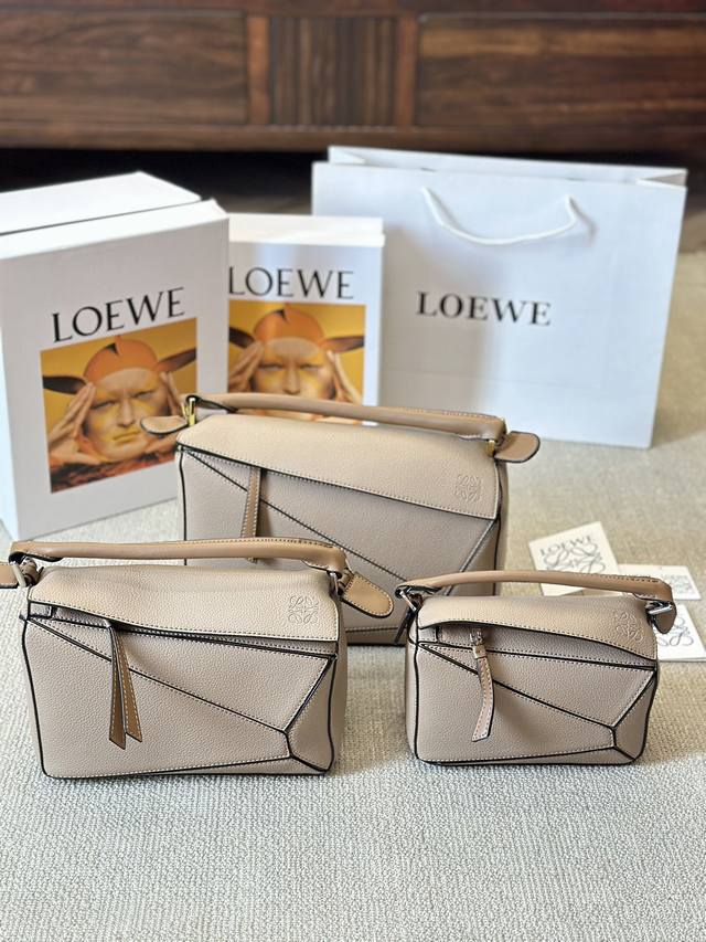 牛皮版本 Loewe 新秀款展示 罗意威 几何包 爱惨了这精致高级范儿！ 汤唯 杨幂孙千李一桐 雎晓雯.同款 最新秀款Paseo几何包 包包界的一股清流~ 纳帕