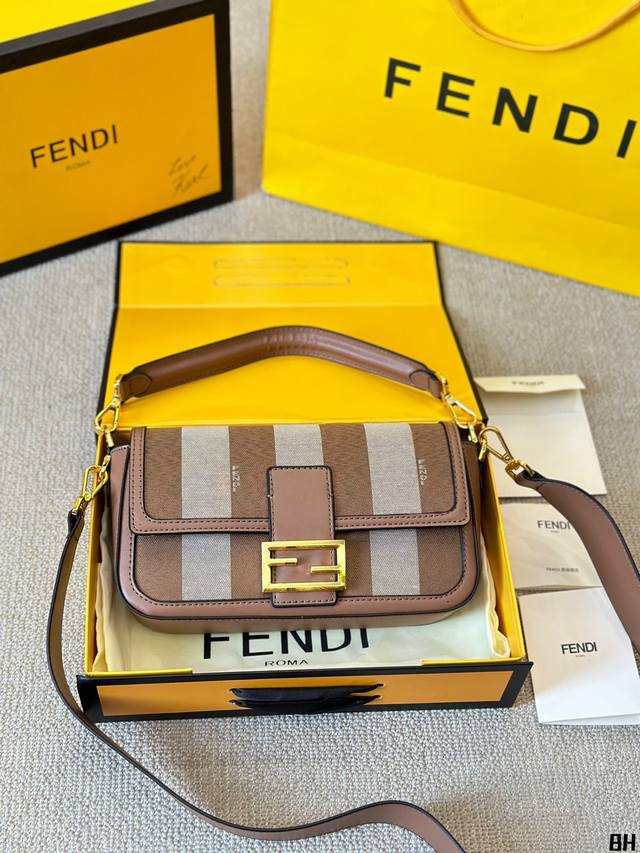 牛皮版本 Fendi Vintage法棍包 2023年米兰时装周街拍中，潮人们背的最多的包包大概就是Fendi芬迪的这款腋下包了 经典布料 有种慵慵懒懒的街头风