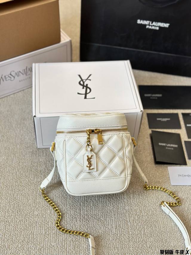 复刻版 牛皮 YSL 80‘S’ Vanity化妆包 Vanity化妆包这是我们这季2024春季最新单品 第一眼看到这款化妆包就爱上了感觉这款包要了呀 简单的菱