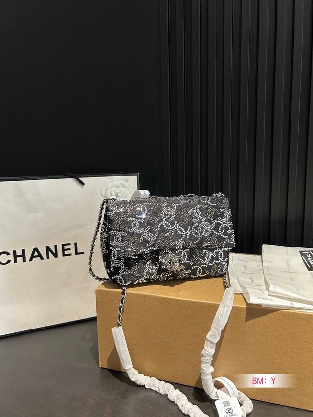 配折叠礼盒 chanel 香奈儿钻包CF 真的美呆了闪钻cf 实物真的美到炸裂了好喜欢的一只真的太好看了 实物更加闪 尺寸：20 13