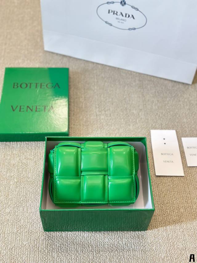 Bottega veneta Bv高级 Cassette手袋 编织豆腐包 新款，简洁的线条，柔软的包身，并且相当实用，街头巷尾它的身影无处不在，牛皮 也成为经典