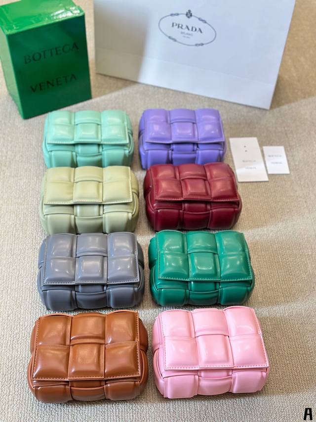 Bottega veneta Bv高级 Cassette手袋 编织豆腐包 新款，简洁的线条，柔软的包身，并且相当实用，街头巷尾它的身影无处不在，牛皮 也成为经典