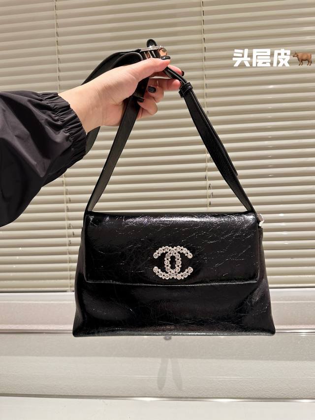 头层牛皮 Chanel 口盖包 慵懒随性又好背 上身满满的惊喜 高级慵懒又随性 彻底心动的一只 size：26 15cm