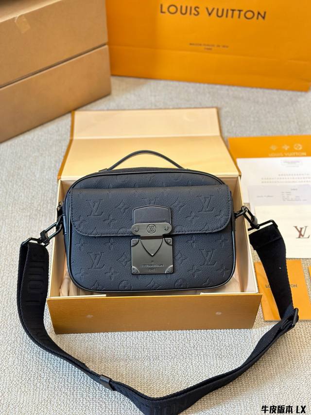 牛皮版本 I LOUIS VUITTON S Lock sling 牛皮 经典老花压纹 帅气轻便 实用男包推荐 潮男必入款的卜v S-lock邮差包 尺寸25