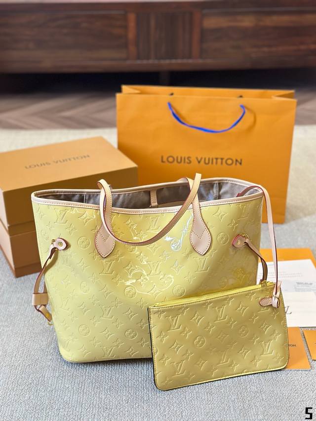 漆皮 Lv 牛皮 L家 Neverfull 中号购物袋！入门级的款式哦！绝对的终身款！此物经典不言而喻！街拍和实用都是非常nb的选择！大家拿到后可以感受下，皮质