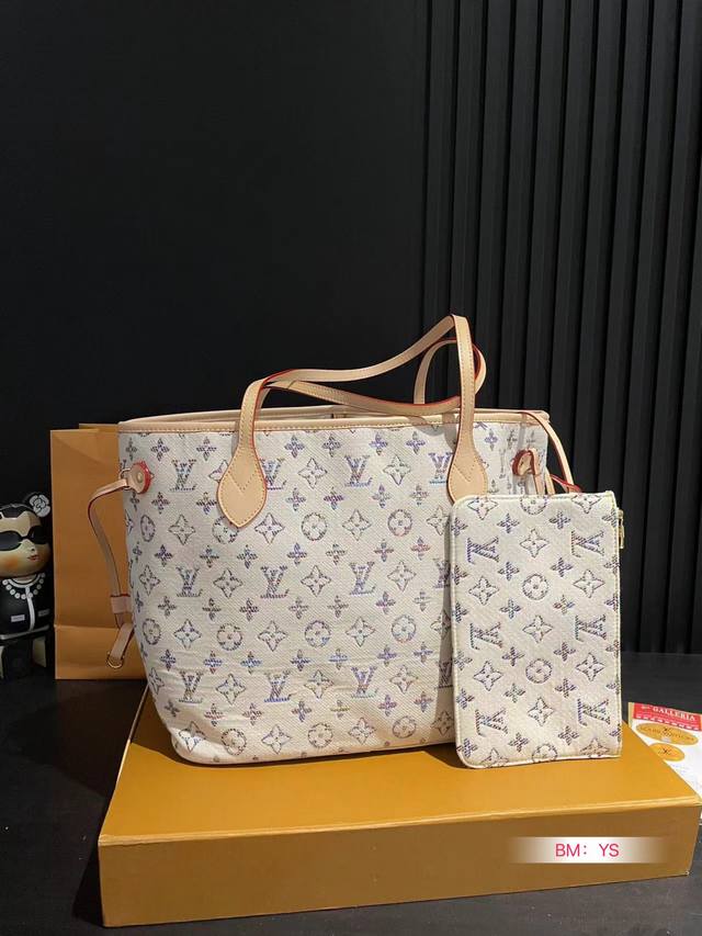 配折叠礼盒 Lv 中古 牛仔 NF 购物袋 Neverfull 购物袋！入门级的款式哦！绝对的终身款！此物经典不言而喻！街拍和实用都是非常nb的选择！大家拿到后