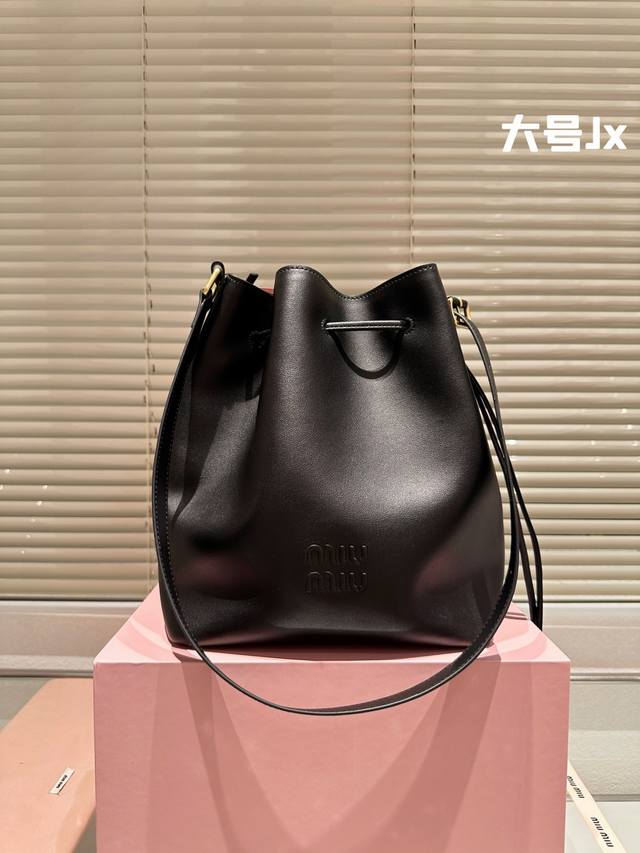 配全套包装 size 23*29cm 大 入了miu 水桶包 入坑很难不花心 每天都有新的爱~miumiu抽绳小水桶也太好看了