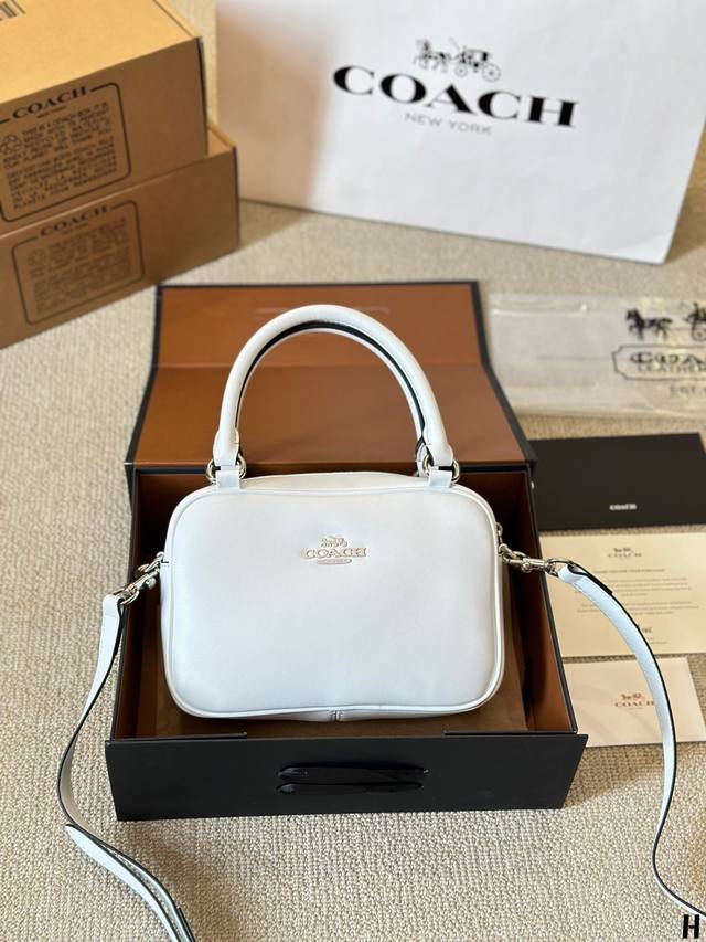 牛皮版本 Coach6月新品 Satchel crossbody Satchel 小盒子枕头包 小巧 可爱型轻便款 全牛皮材质手感细腻柔软 百搭又简约时髦出街必