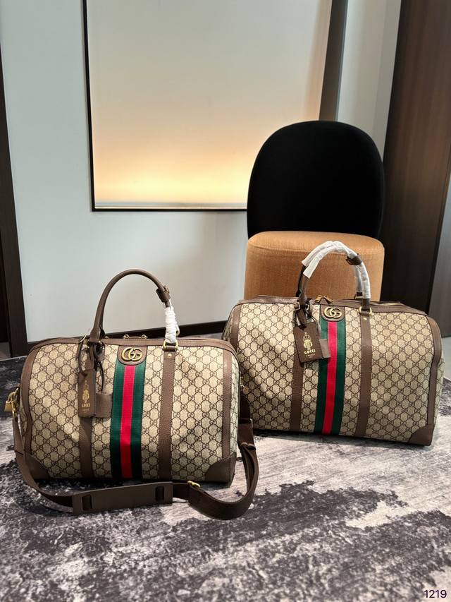 要旅行的宝宝 机场旅行包来咯gucci 专柜同款旅行包 范冰冰 杨幂 刘涛各路大牌明星同款我有自留一直在用每个摩登旅者 都要拥有一只帅气能装的旅行袋 时尚爆发款