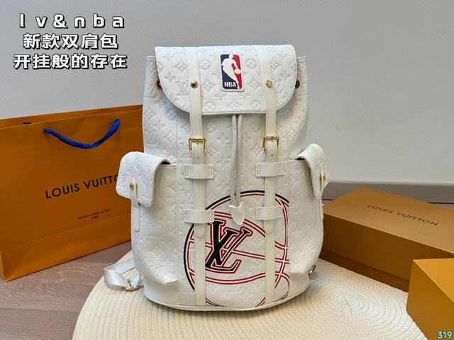 lv&nba联名款 新款双肩包 开挂般的存在 包身轻便百搭 给予满满的高级感 尺寸32 44