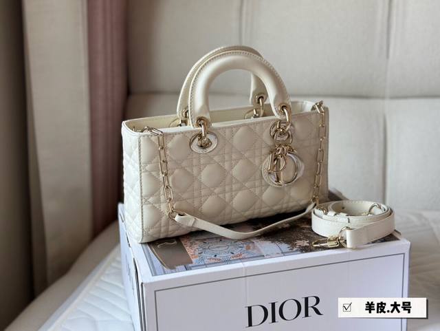 Dior lady新品长款 羊皮 全套包装 迪奥全新D-joy强势回归，大爆款的节奏心，包包自带两条肩带，多种背法，上身又美又飒，经典的菱格设计，搭配柔软的羊皮