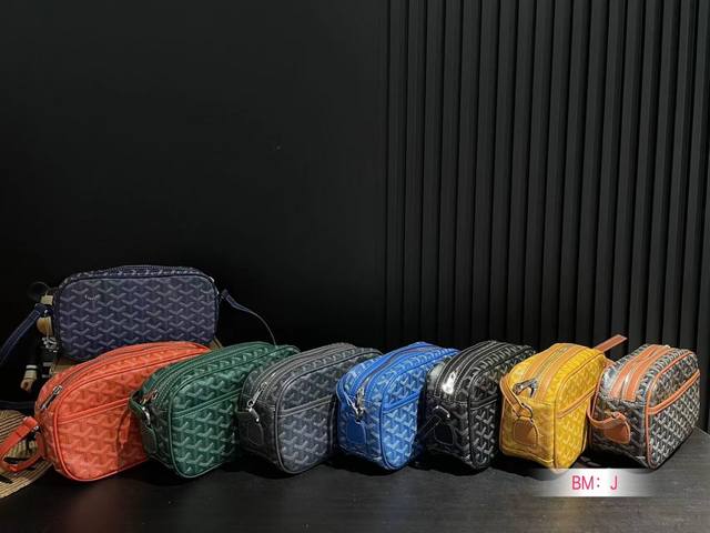 戈雅 GOYARD 相机包 男生女生用！ 上身效果绝绝子~ 日常非常好搭配哦~ 男生女生都可以入手！ 尺寸：25*15