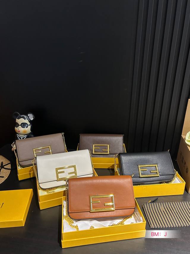 配盒 芬迪FENDI 春夏新品 Wallet On Chain FENDI woc 夏天的背心小短裤 怎么能少得了一个奶呼呼的woc呢 超级减龄 搭配性更高哦