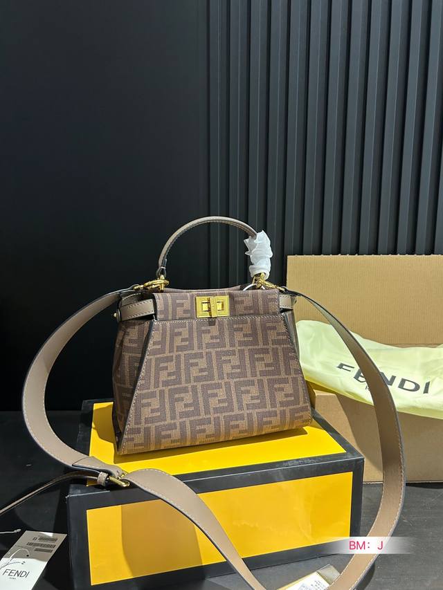 配折叠礼盒 Fendi Peekaboo Iconic Mini一直很种草Fendi的这款“小猫包”简约时髦！我入手了黑色，更加百搭，各种场合都能背皮质超级柔软