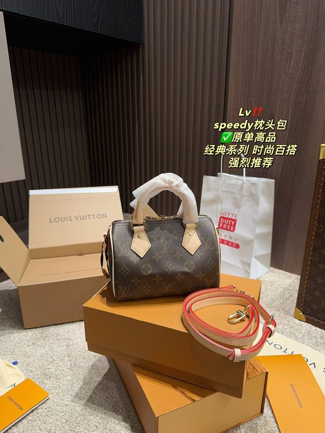 原单高品 全套包装尺寸19.13 Lv sPeedy枕头包 新款肩带可调节后更爱了 避免了老款肩带长度的尴尬感 还能有多种背法~ nano 大小真的超可爱 对比