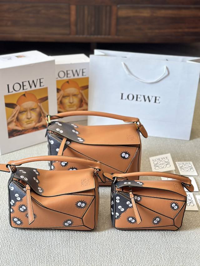 牛皮版本 LOEWE龙猫联名系列 LOEWE与吉卜力工作室合作推出龙猫联名啦！！！ 除了最近超多明星在穿的连帽卫衣，这次联名还包含多款包袋、配饰！ Puzzle