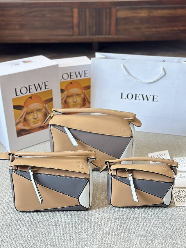 牛皮版本 Loewe 新秀款展示 罗意威 几何包 爱惨了这精致高级范儿！ 汤唯 杨幂孙千李一桐 雎晓雯.同款 最新秀款Paseo几何包 包包界的一股清流~ 纳帕