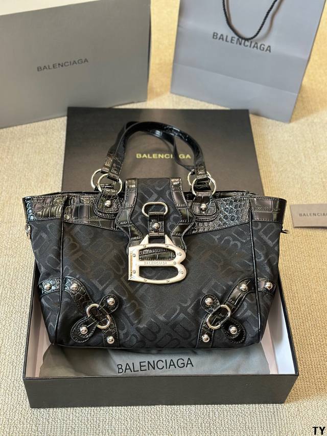 巴黎世家新款Balenciaga 柔软的大廓形包包 上身慵懒感立刻get、 真的很喜欢又方便又酷的超实用大包 牛皮品质 尺寸30 25cm