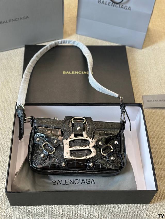 巴黎世家新款Balenciaga 柔软的大廓形包包 上身慵懒感立刻get、 真的很喜欢又方便又酷的超实用大包 牛皮品质 尺寸26 15cm