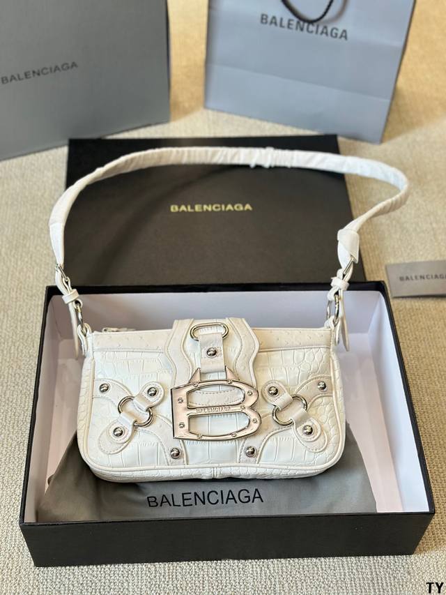 巴黎世家新款Balenciaga 柔软的大廓形包包 上身慵懒感立刻get、 真的很喜欢又方便又酷的超实用大包 牛皮品质 尺寸26 15cm