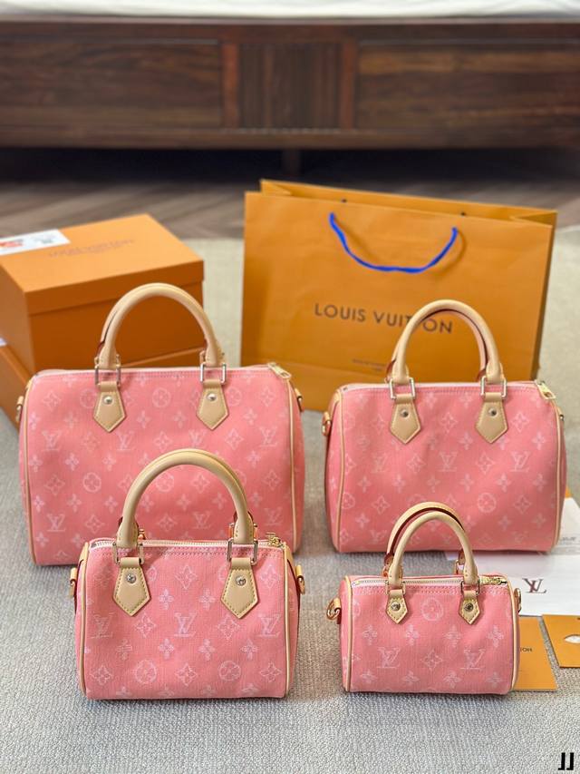 帆布 Louis Vuitton SPeedy Bandoulière 20 手袋出自 Nautical 系列，以缤纷纱线织就 Monogram 图案，呈现别致