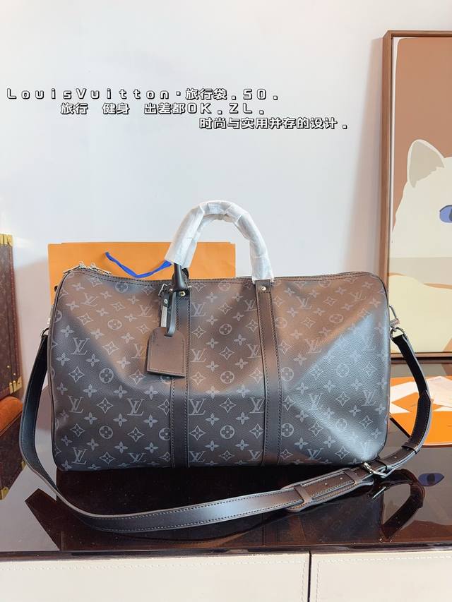 配皮. LV 路易威登联名款keePall45斜跨包旅行包 一只帅气能装的旅行袋 时尚爆发款火热来袭 经典设计大气可观男女通用款 包包采用原版皮质 超级厚实 耐