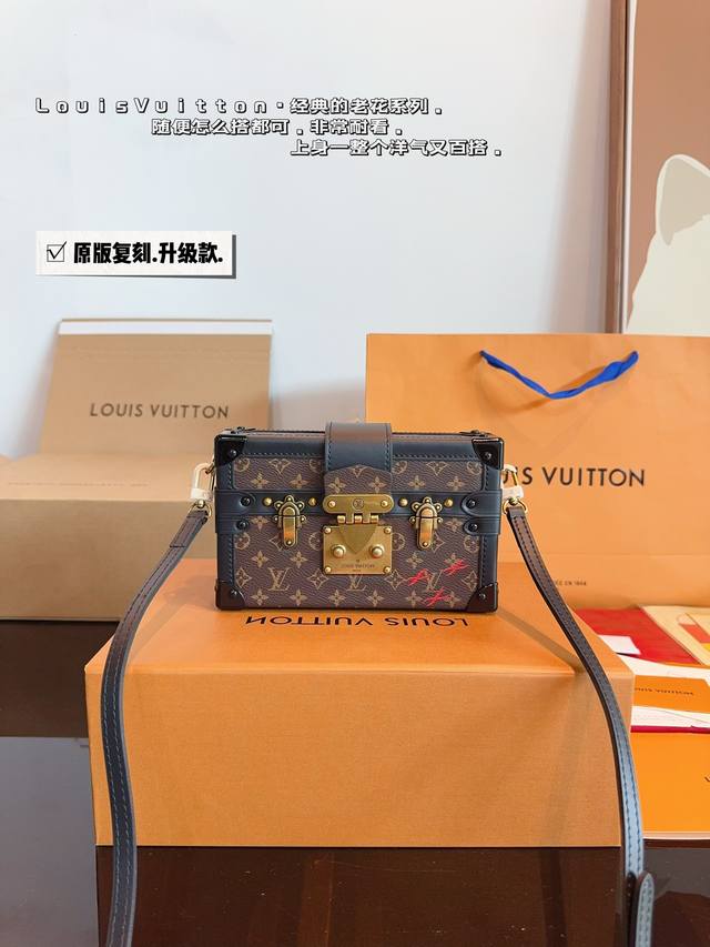 配礼盒 LV 小硬箱 CLUTCH BOX 单肩斜挎包 盒子包 HANDLE SOFT TRDNK 箱子包这款男女都可以背的一款 上身特别个性菱角分明很独特 整