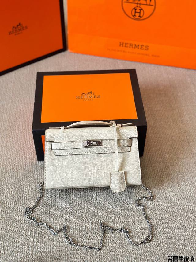 头层牛皮 Hermes Kelly 一代 最近娱乐圈出镜率最高的一款包包，H家永恒的经典. 凯莉包好随意搭配，不管怎么穿，随便一背都好看 而且一点都不挑人很显气