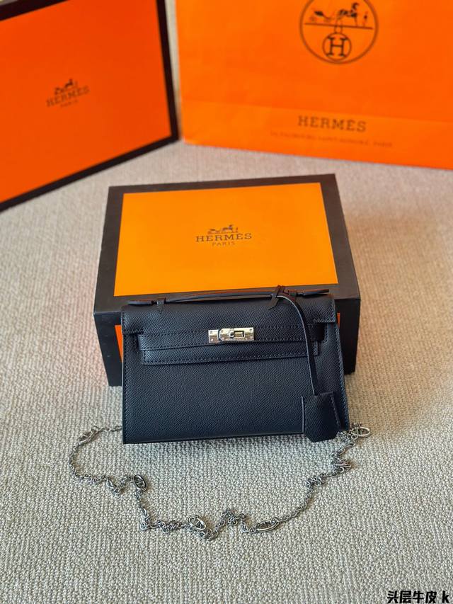 头层牛皮 Hermes Kelly 一代 最近娱乐圈出镜率最高的一款包包，H家永恒的经典. 凯莉包好随意搭配，不管怎么穿，随便一背都好看 而且一点都不挑人很显气