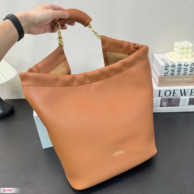 配盒 牛皮 size：28*34cm 属于LOEWE 的“垃圾袋” 慵懒又精致新品手袋 squeeze超级耐看 牛皮的手感嘎嘎好哦！ 罗意威超级耐看！