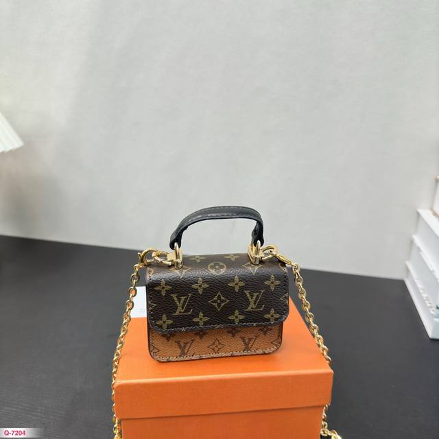 配礼盒 爱了爱了LV迷你版钱包太可爱了！新品！迷你邮差包 Louis Vuitton 路易威登迷你邮差包斜挎包耳机包 章搭配原版链条 发名 可放耳机车钥匙 零钱