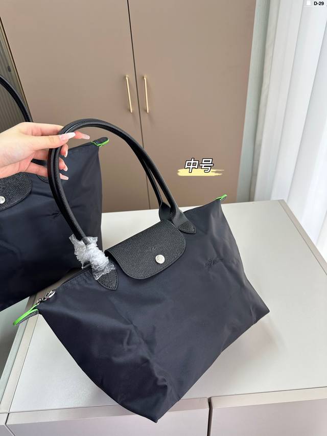 中号 龙骧饺子包 珑骧longchamP 夏季帆布是永远的流行 . 实用性！外观！背起来的气质都刚刚好哦！ 绝对很实用的一款！ D-29 尺寸27.15.23