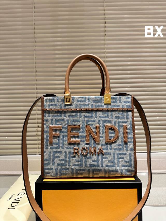 全新 size shine tote FENDI TOTE 托特包“阳光手提袋” 简单宇母LOGO 设计，琥珀色双手柄是整个包包最大焦点，单拧着就很有气场，也不