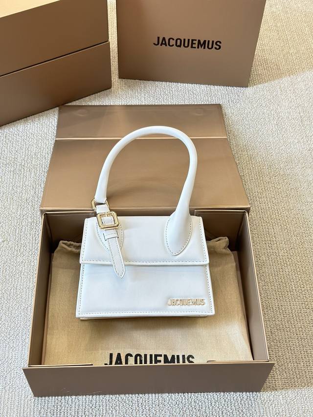 超火的 Jacquemus 登场啦～实实在在的断货王 一包难 求~鬼才设计师说自己不喜欢过度关注细节的处理，所以他的作品都有些半成品的味道，法式浪漫风 尺寸18