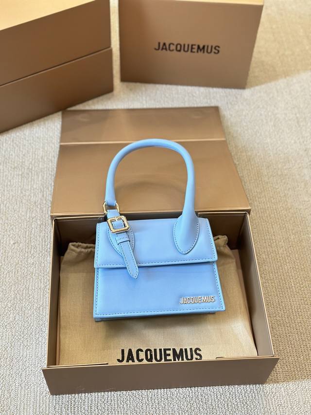 超火的 Jacquemus 登场啦～实实在在的断货王 一包难 求~鬼才设计师说自己不喜欢过度关注细节的处理，所以他的作品都有些半成品的味道，法式浪漫风 尺寸18