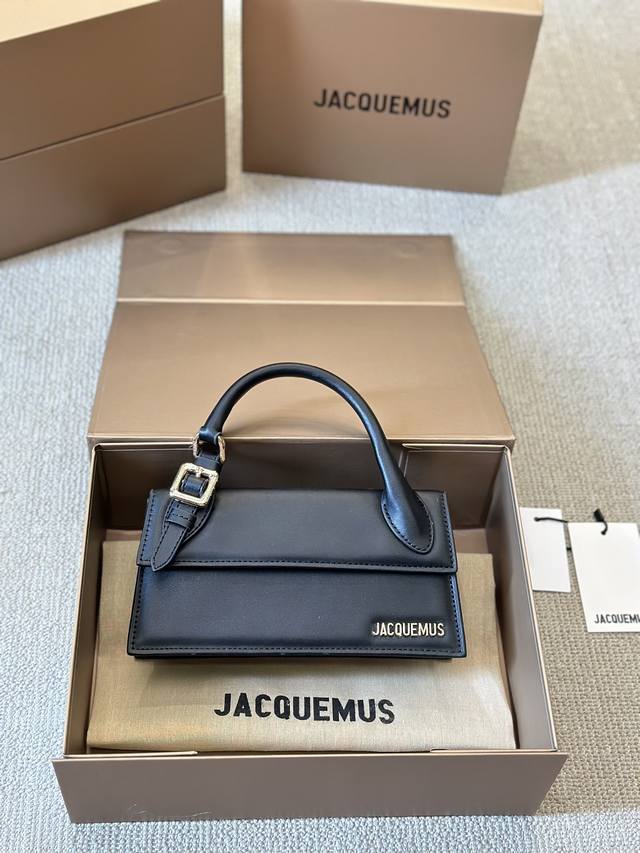 超火的 Jacquemus 腋下包 登场啦～实实在在的断货王 一包难求～鬼才设计师说自己不喜欢过度关注细节的处理，所以他的作品都有些半成品的味道，法式浪漫风 尺