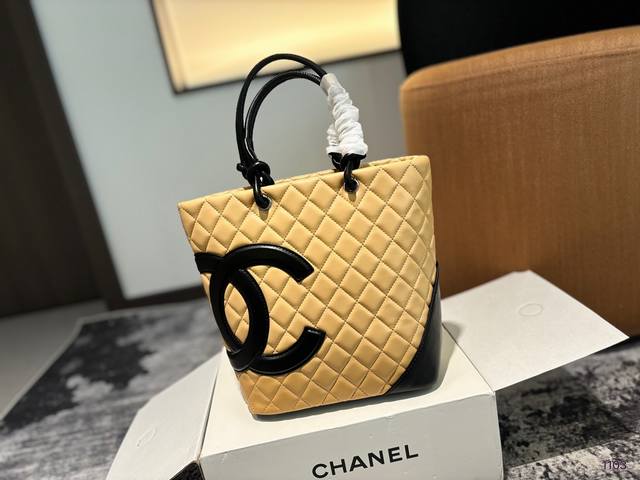 Chanel经久不衰 谁背谁帅香奈儿康鹏菜篮子 包身上醒目的双C LOGO作为装饰 远远看去就能认出是香奈儿的包 可单肩可手提 啥都能装得下 尺寸20 24cm