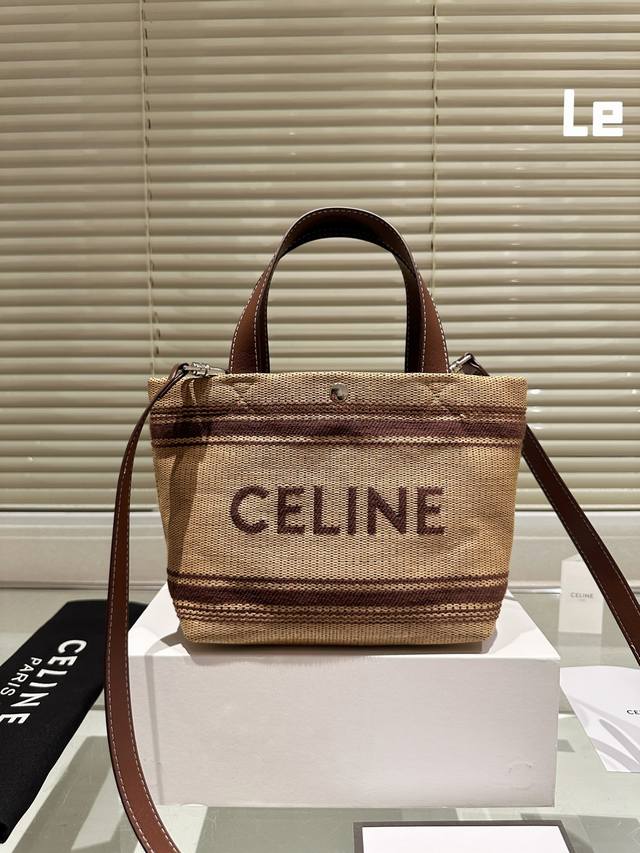 配盒 尺寸：20 18cm celine 24SS 小购物袋 整只包简洁利落， 满满的舒服帆布袋！ 手提单肩都超美