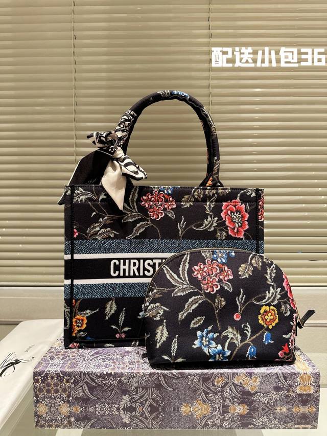 原版布 配零钱包 Dior 原版布 Dior book tote今年最喜欢的一款购物袋 tote我用的次数最多的包，因为容量超级大，不管什么东西都向里面放，当然