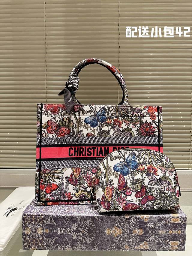 原版布 配零钱包 Dior 原版布 Dior book tote今年最喜欢的一款购物袋 tote我用的次数最多的包，因为容量超级大，不管什么东西都向里面放，当然