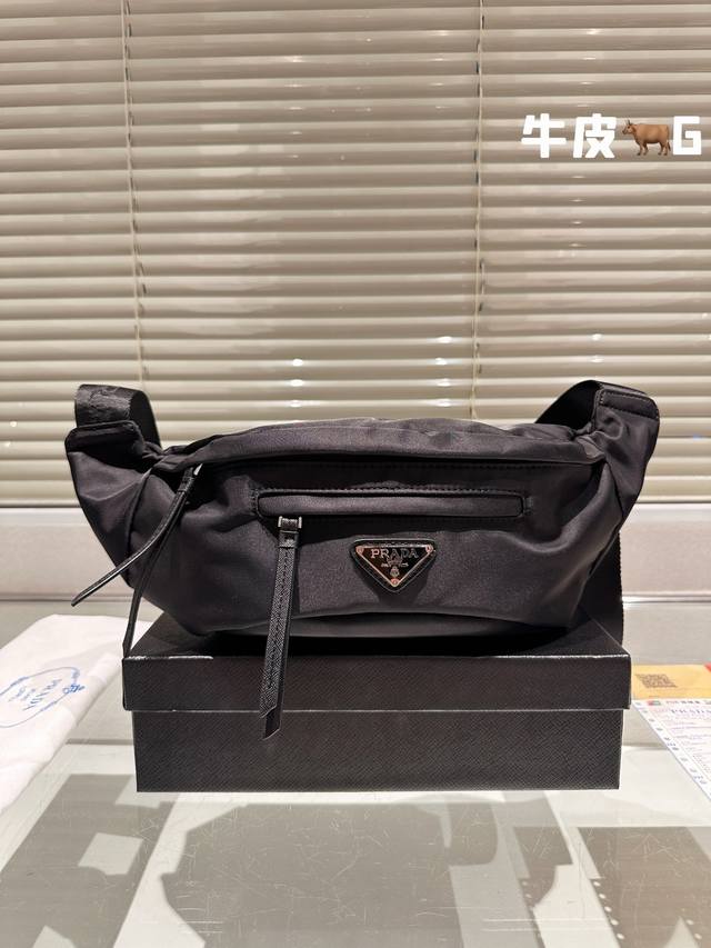 帆布 Prada 腰包 胸包 ,高级感爆棚质感细 节都超级好 一包搞定所有化妆品 尺寸30 16cm