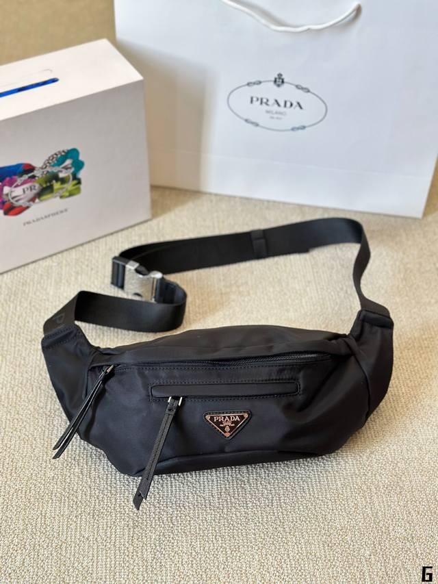 帆布 Prada 腰包 胸包 ,高级感爆棚质感细 节都超级好 一包搞定所有化妆品 尺寸30 16cm