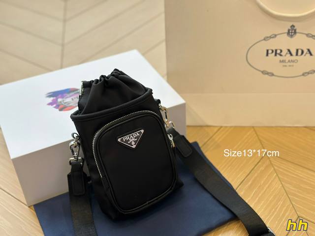 折叠盒 size：13*17cm 抽口位置 Prada 男 女手机包... 大小正好哦！ 它真的是穿搭神器！ 超级不好买的一款， 简直是男士的福音！ 原版尼龙材