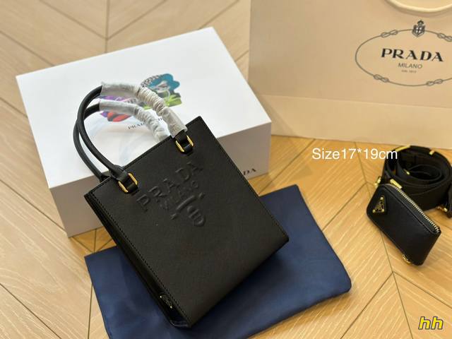 配盒 size：17*19cm Prada 琴谱 tote 配置包装 黑色搭配金色五金！ 真的real实用！！