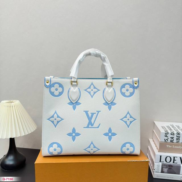 配折叠盒 LV 丛林 OnTheGo手袋 中号 EmPreinte压纹皮革的娴雅意味，可为当季造型注入盎然春意。充裕容量满足都市出行或商务所需，顶部手柄和长肩带