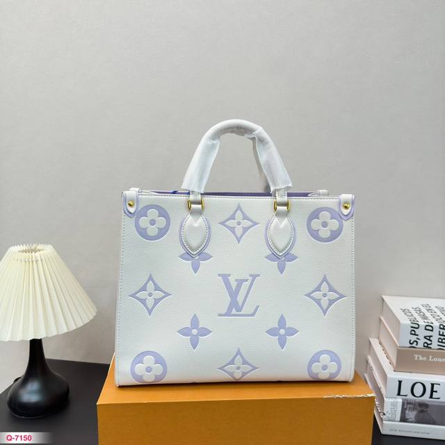 配折叠盒 LV 丛林 OnTheGo手袋 中号 EmPreinte压纹皮革的娴雅意味，可为当季造型注入盎然春意。充裕容量满足都市出行或商务所需，顶部手柄和长肩带