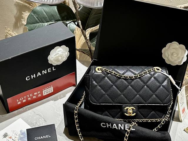 折叠礼盒 Chanel 24K链条包慵懒随性又好背 上身满满的惊喜 高级慵懒又随性 彻底心动的一只 Size：25 Cm