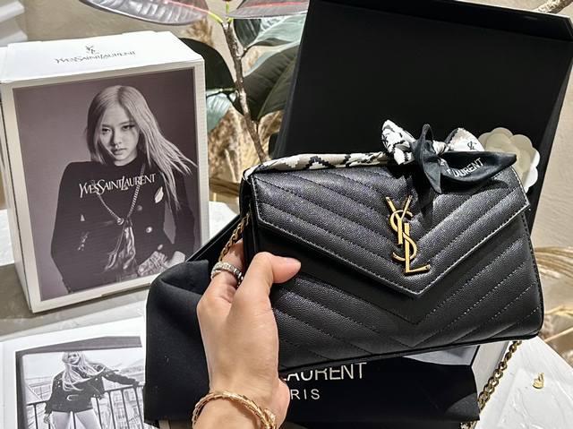 原厂皮 折叠礼盒+官网外箱 送丝巾 Ysl Woc包 信封包ysi家当之无愧的入门经典款 超级耐燥这个皮质真的是我最爱的皮质之一不怕刮牛皮的纹理也有质感 相比金