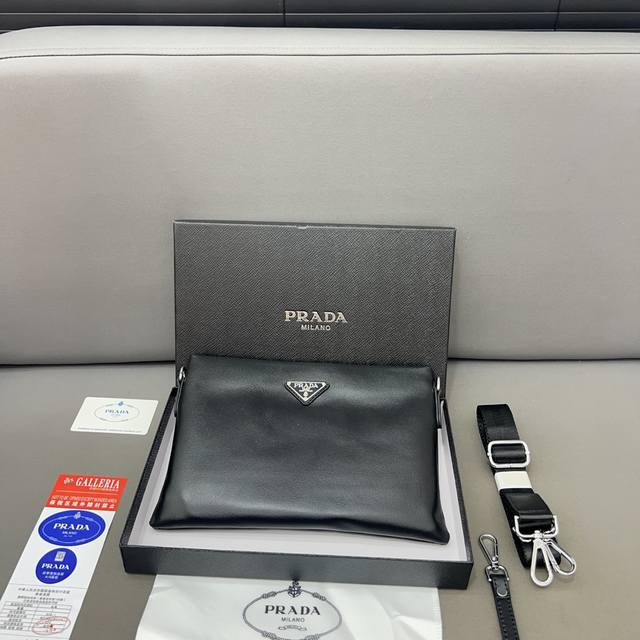 Prada 普拉达 多功能牛皮手拿包单肩包男士斜挎包 采用精湛镶嵌细工，实物拍摄 原厂原版面料 配送防尘袋 28 X 18 Cm。